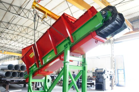 Trasportatore industriale Apron Conveyor a piastre metalliche prodotto da Ghirarduzzi, ideale per fonderie, alimentazione forni, mulini e impianti di riciclaggio con piastre fino a 2000 mm di larghezza