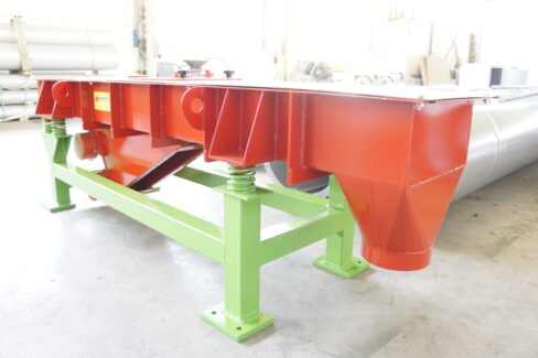 Canale vibrante Ghirarduzzi progettato per il trasporto, il dosaggio e la vagliatura di materiali in piccola pezzatura, costruito con struttura robusta e adatto a diversi settori industriali.