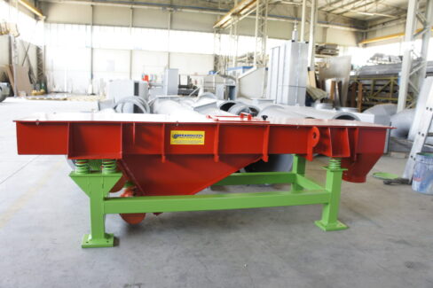 Canale vibrante Ghirarduzzi per il trasporto, dosaggio e vagliatura di materiali in piccola pezzatura, progettato per garantire efficienza, affidabilità e ridotta manutenzione nei processi industriali.