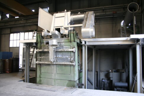 Cappa e forno fusorio Ghirarduzzi per impianti industriali, progettato per la depurazione dei fumi e la fusione dei metalli con sistemi sicuri e ad alte prestazioni
