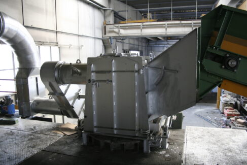 Cappa aspirante per forno fusorio Ghirarduzzi installata su impianto industriale, progettata per la depurazione dei fumi e la riduzione delle emissioni diffuse nei processi di fusione.