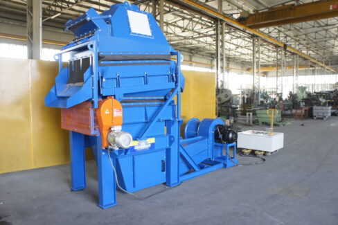 Separatrice densimetrica DM 100 Ghirarduzzi installata in ambiente industriale per la selezione dei materiali per peso specifico.