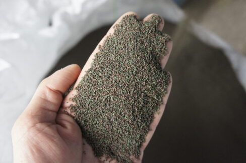 Granulo di materiale separato durante un processo industriale di selezione e trattamento.