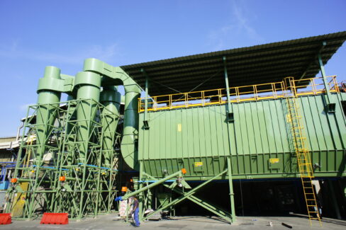 Impianto di filtrazione a secco realizzato da Ghirarduzzi per l’abbattimento di polveri, fumi e particolato. Struttura industriale modulare con cicloni, aspiratori e sistemi di depolverazione per lavorazioni metalliche e meccaniche.