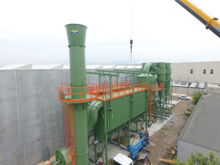 Impianto di filtrazione aria industriale con torre di aspirazione e sistema abbattimento polveri Ghirarduzzi
