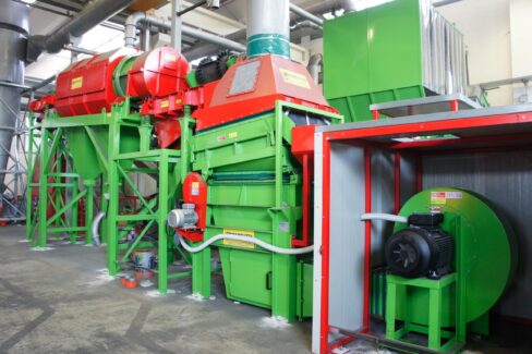 Impianto di separazione densimetrica Ghirarduzzi con tavole DM, ideale per la separazione di metalli, plastiche, vetro, compost, ceneri e materiali con differente peso specifico fino a 50 mm