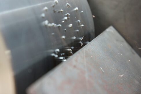 Dettaglio di un separatore elettrostatico SE Ghirarduzzi utilizzato per la separazione di materiali conduttivi e non conduttivi, ideale per il recupero di metalli, polveri e componenti elettronici