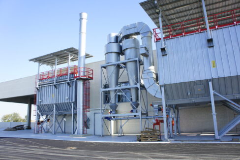 Impianto completo Ghirarduzzi con super cicloni SC e sistema di filtrazione industriale per l’abbattimento di polveri e particolato in ambienti produttivi. Struttura in acciaio zincato.