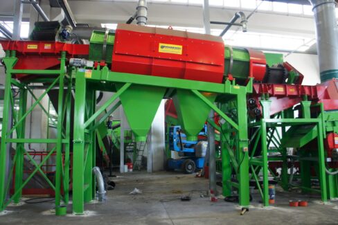 Impianto di vagliatura con vaglio rotante VR Ghirarduzzi, utilizzato per la separazione dei materiali non ferrosi in uscita da frantoi e mulini, con più stadi di selezione fino a 40 tonnellate l’ora