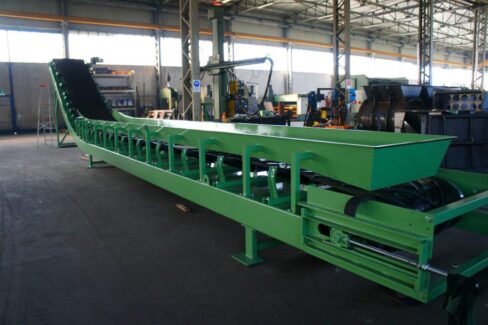 Nastro trasportatore Ghirarduzzi per il trasporto e la movimentazione di materiali industriali, progettato con struttura inclinata e soluzioni personalizzate per ogni esigenza produttiva.