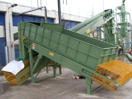 Nastro trasportatore industriale inclinato Ghirarduzzi per il convogliamento e la movimentazione di materiali sfusi.