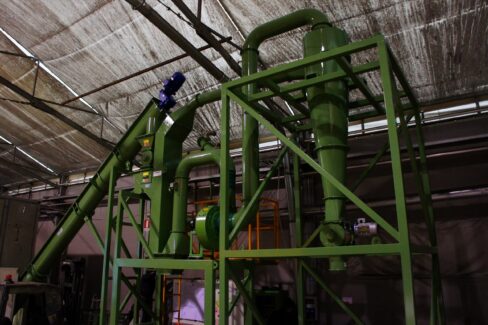Separatore aeraulico Ghirarduzzi modello SV per la separazione di materiali con pezzatura omogenea e differente peso specifico, ideale per polveri, granulati e scorie di fusione.