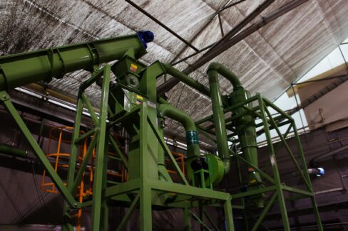 Separatore aeraulico Ghirarduzzi tipo SV per la separazione di materiali leggeri con pezzatura omogenea e differente peso specifico, ideale per polveri, granulati, recupero metalli da scorie, separazione rame da PVC e lavaggio plastiche.