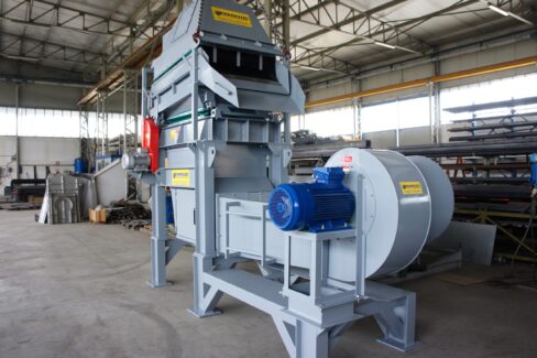 Separatore densimetrico Ghirarduzzi tipo DM per la separazione di materiali con pezzatura omogenea e peso specifico differente, ideale per plastica, vetro, metalli, compost e altri materiali industriali.