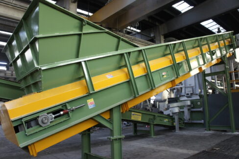 Vaglio rotante industriale Ghirarduzzi con tramoggia di alimentazione per separazione materiali nel riciclaggio