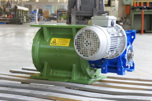 Valvola stellare Ghirarduzzi a celle rotanti per scarico polveri da tramogge, silos e filtri, motorizzata per applicazioni industriali nei settori metallurgico, chimico e del riciclaggio.