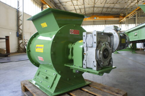 Valvola stellare Ghirarduzzi per scarico in tenuta di polveri da silos, tramogge e filtri. Realizzata per applicazioni nei settori metallurgico, chimico e riciclo industriale.