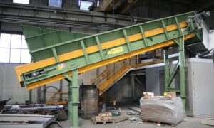 Apron conveyor with metal plates of different types-ghirarduzzi