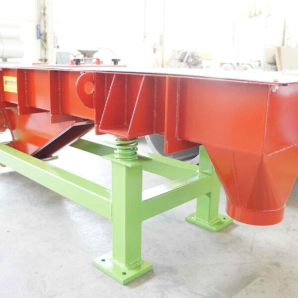 Ghirarduzzi builds vibrating channels and vibrating screens of different characteristics and sizes