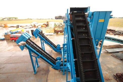 Nastri trasportatori industriali Ghirarduzzi progettati per movimentazione di materiali con nastri a V, piani a rulli, flexoboard inclinati, nastri magazzino e sistemi di cernita